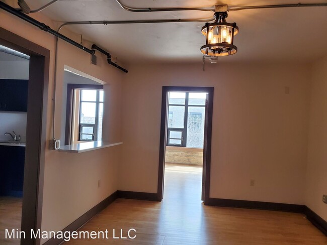 Building Photo - 206-206 E College Ave