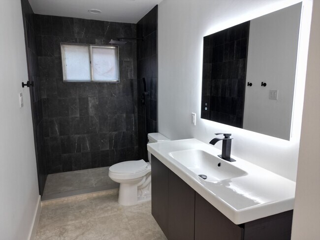 Foto del edificio - 2225 W Clare St