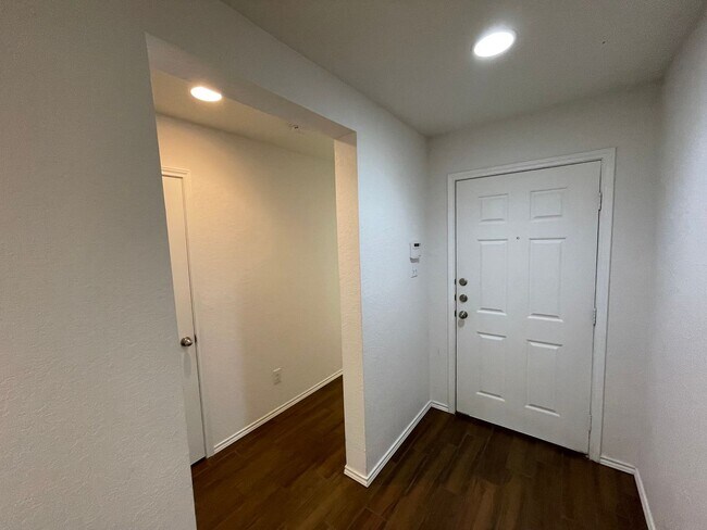 Building Photo - Beautiful 3 bedroom/2 bath in Legend Point!