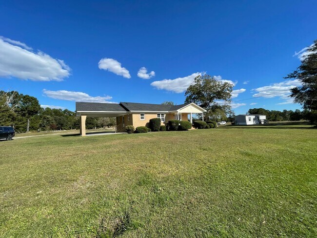 Building Photo - Brick Rancher with Country Charm & Great L...