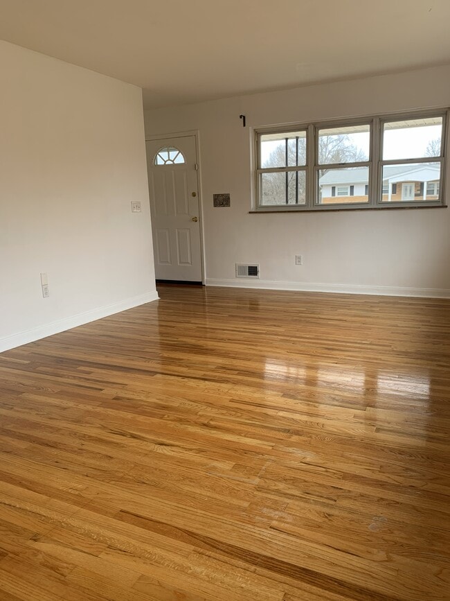 Foto del edificio - 5073 Grosse Pointe Ln