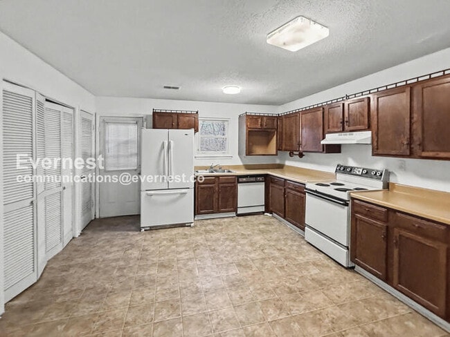 Building Photo - 2 Bed/2 Bath Townhome with Fenced Yard / Pet-Friendly / Vouchers Accepted / Available Now!