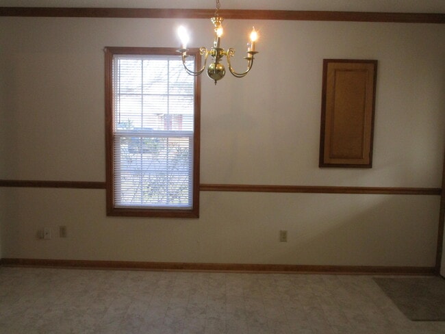 Building Photo - 2010 Essex Dr