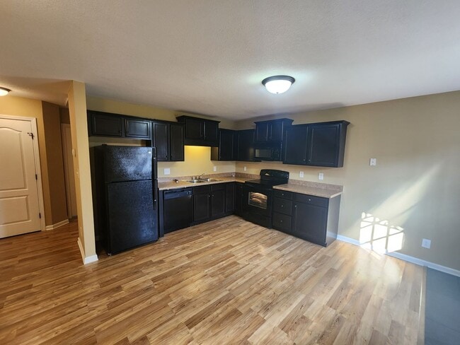 Building Photo - 3 bedroom townhouse available now