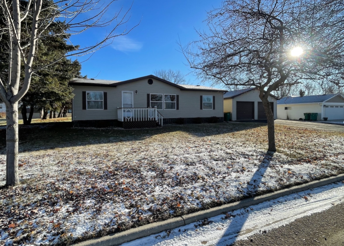 130 Poplar Ave, Lowry, MN 56349 House Rental in Lowry, MN