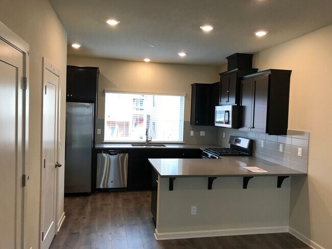Building Photo - Lovely 2 BR* 2.5 BA Townhome in Hillsboro,...