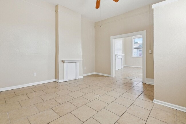 Building Photo - 2400 Dumaine St