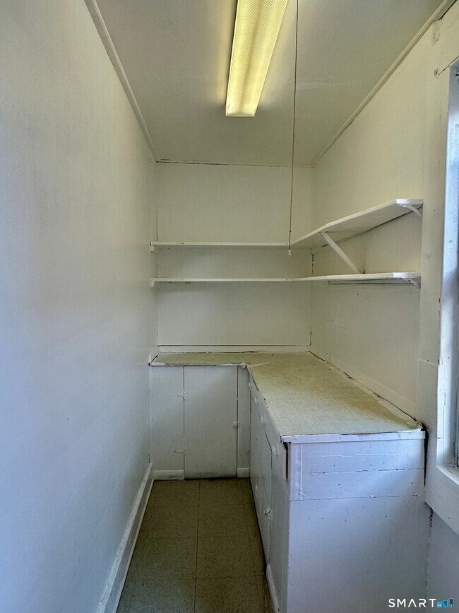 Building Photo - 512 Broad St