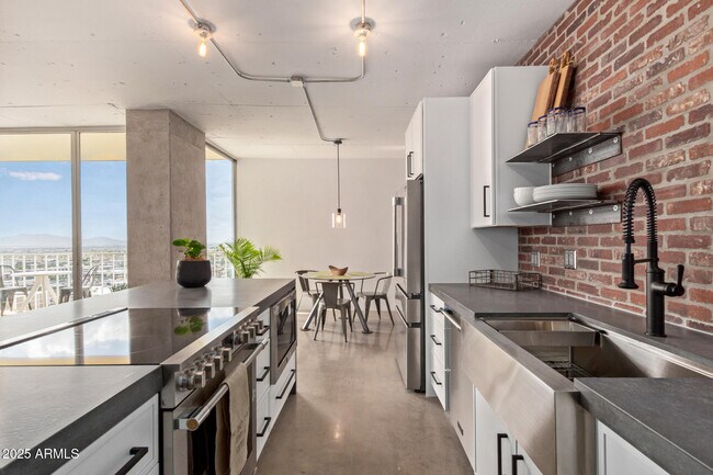 Foto del edificio - 207 W Clarendon Ave