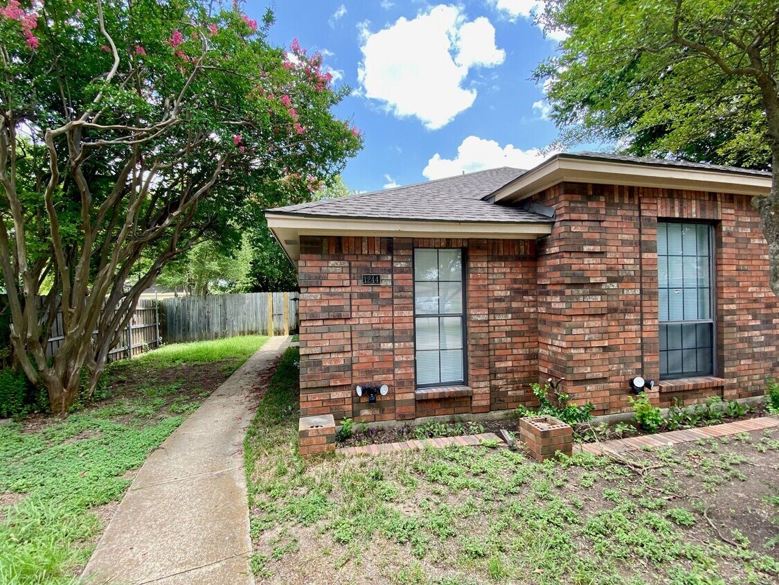 Primary Photo - Generously sized 3-bedroom, 2-bath duplex ...