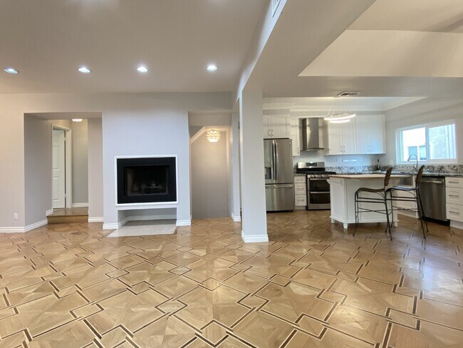 Building Photo - 3+2.5 Charming End-Unit Townhouse in Valle...