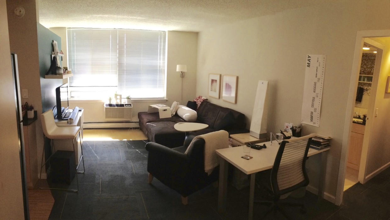 Living Room - 3033 N Sheridan Rd