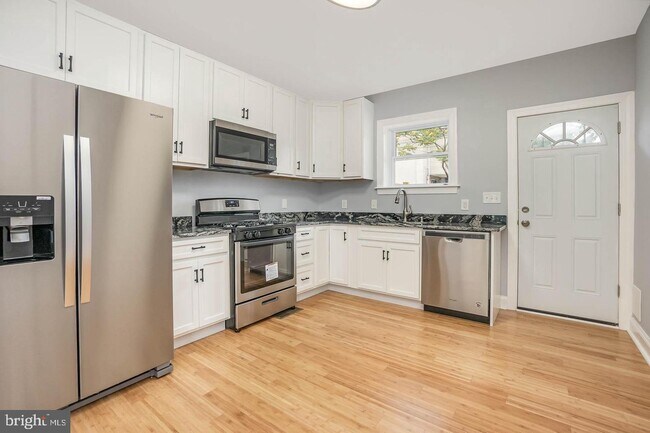 Building Photo - 2728 E Monument St