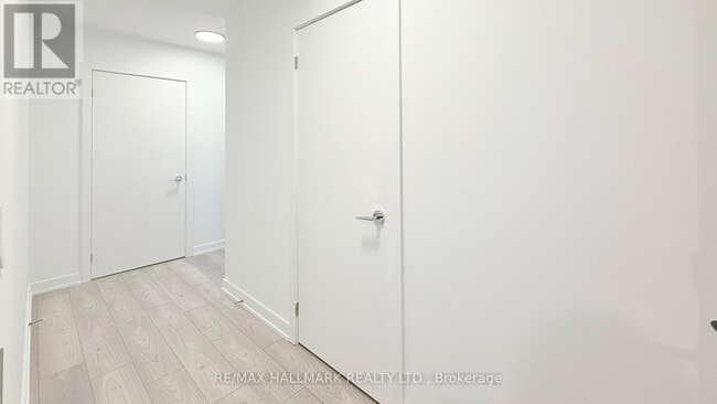 Building Photo - 1007 The Queensway