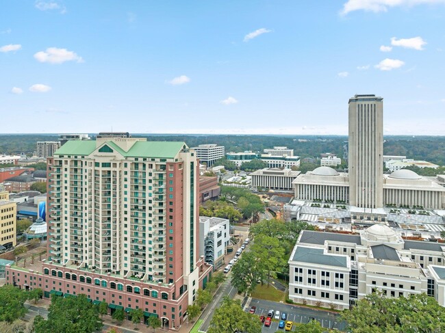 Foto del edificio - 300 S Duval St