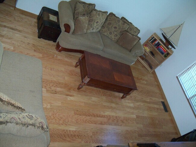 Foto del edificio - 4 BED | 3 BATH | TRI-LEVEL | DOUBLE GARAGE...