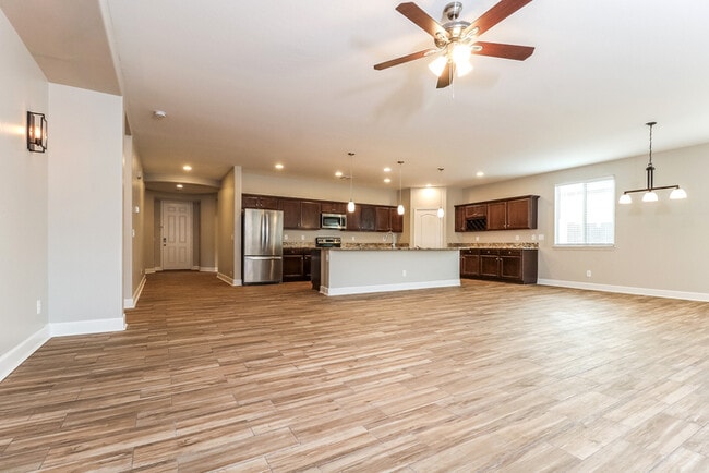 Building Photo - 15862 W Desert Hills Dr