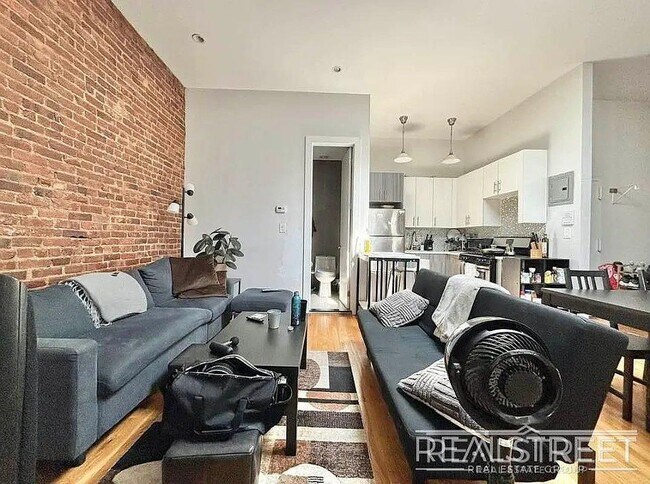 Foto del edificio - Gorgeous 3 Bedroom with private Garden in Prime Bushwick!