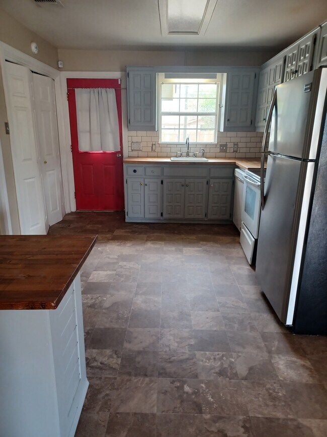 Building Photo - 741 S La Salle Dr