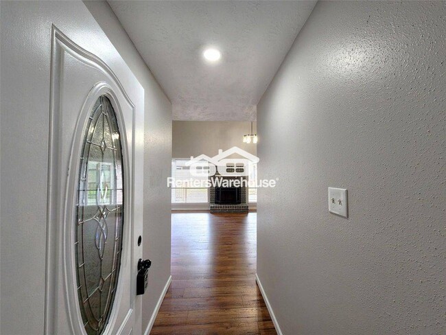 Building Photo - 2118 Creston Dr