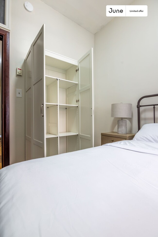 Foto del edificio - Private bedroom in 3 bed/1 bath Home