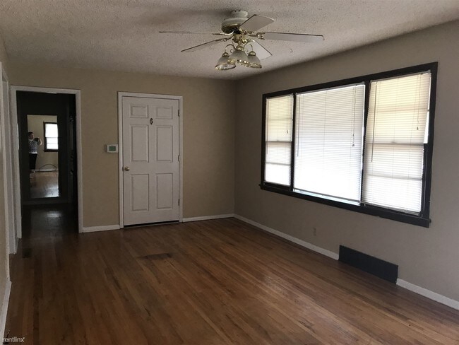 Foto del edificio - 228 E Springdale St