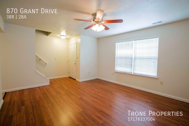 Foto del edificio - 870 Grant Dr