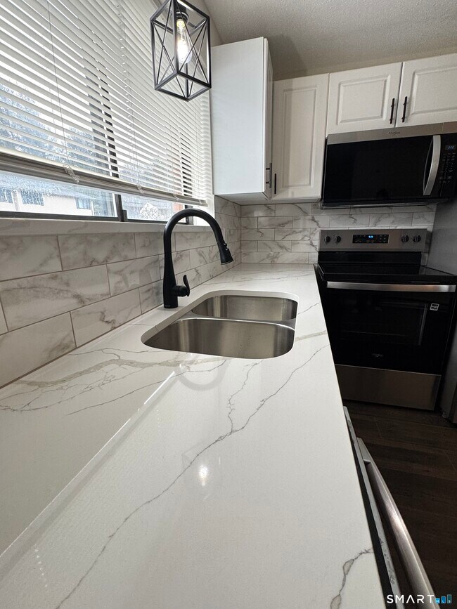 Foto del edificio - 39 Horton Hill Rd