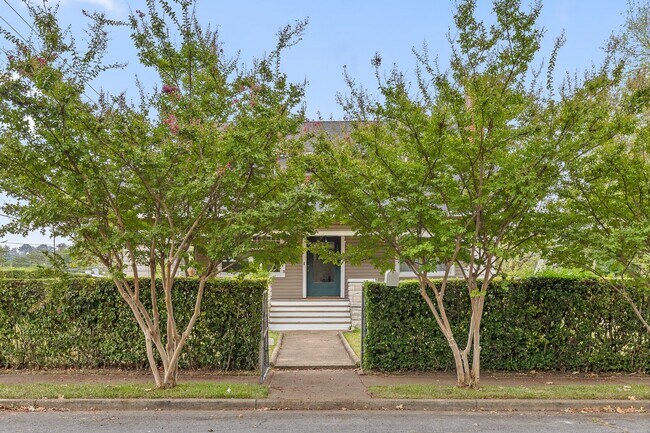 Foto del edificio - 5 Bed, 2.5 Bath Home in Ferger Place - His...