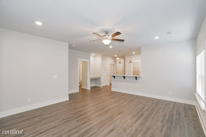 Foto principal - 2001 McHenry Square