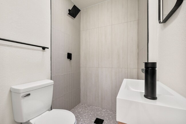 Building Photo - 706 E Dakota Ave