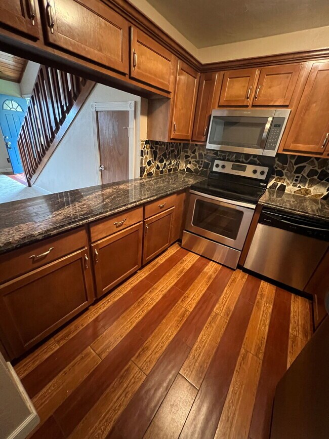 Building Photo - Delightful two story town home.
