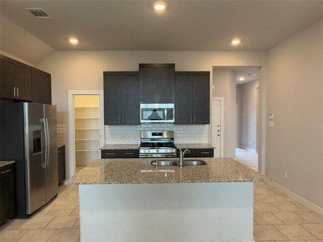 Foto del edificio - 18300 Emu Ln