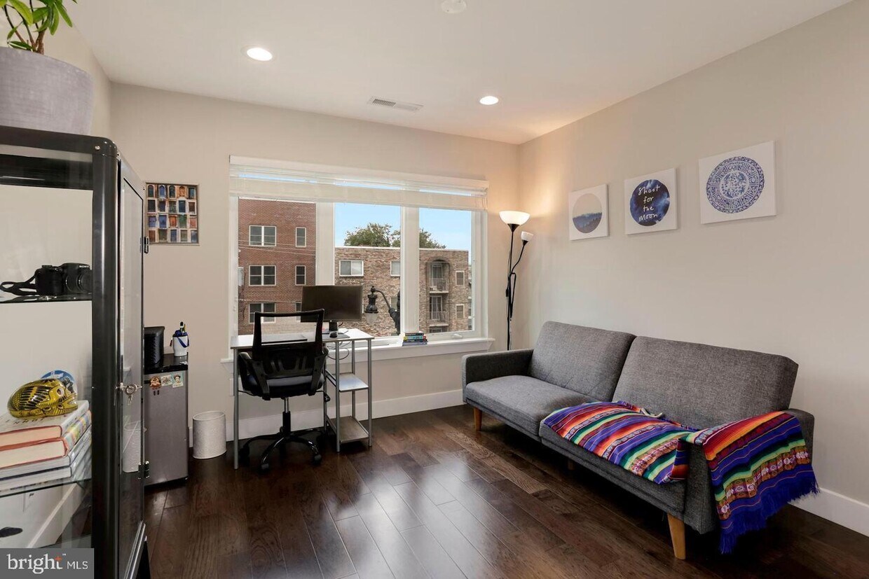 Primary Photo - 528 Kennedy St NW