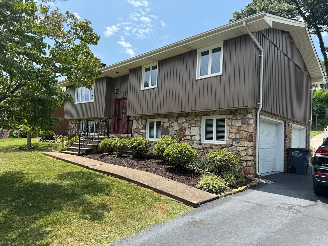 Primary Photo - 3-4 bedroom 2 bath split foyer for rent