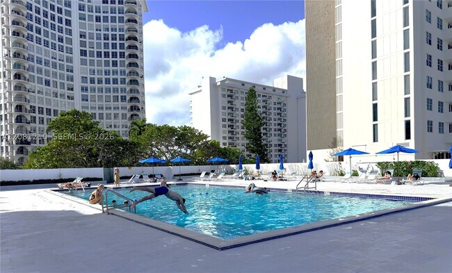 Building Photo - 5601 Collins Ave