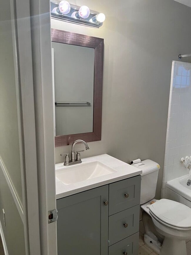 Building Photo - Walking distance to Downtown Birmingham!