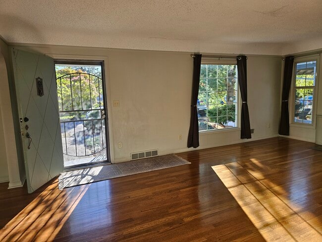 Foto del edificio - 6613 N Amherst St