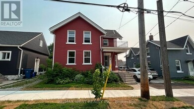 Building Photo - 16 Albert St N