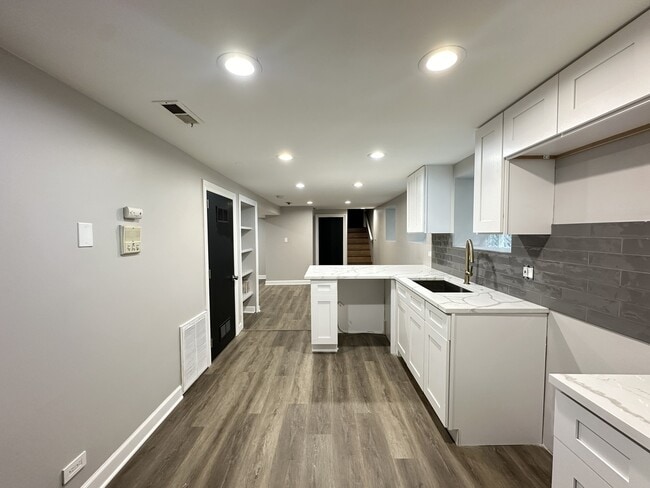 Building Photo - 2617 W Rascher Ave
