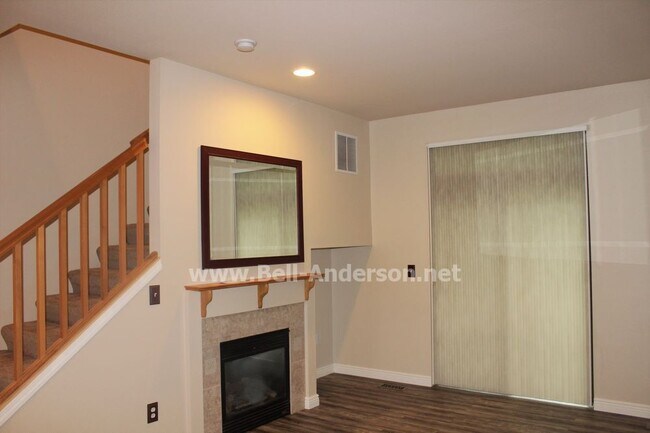Foto del edificio - Adorable 2 bedroom Townhome Available NOW