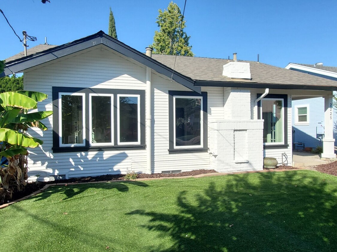 Primary Photo - Cute House in Great Location, Remodeled Th...
