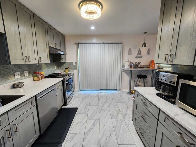 Building Photo - Spacious Corner Townhouse for Rent in a Pr...