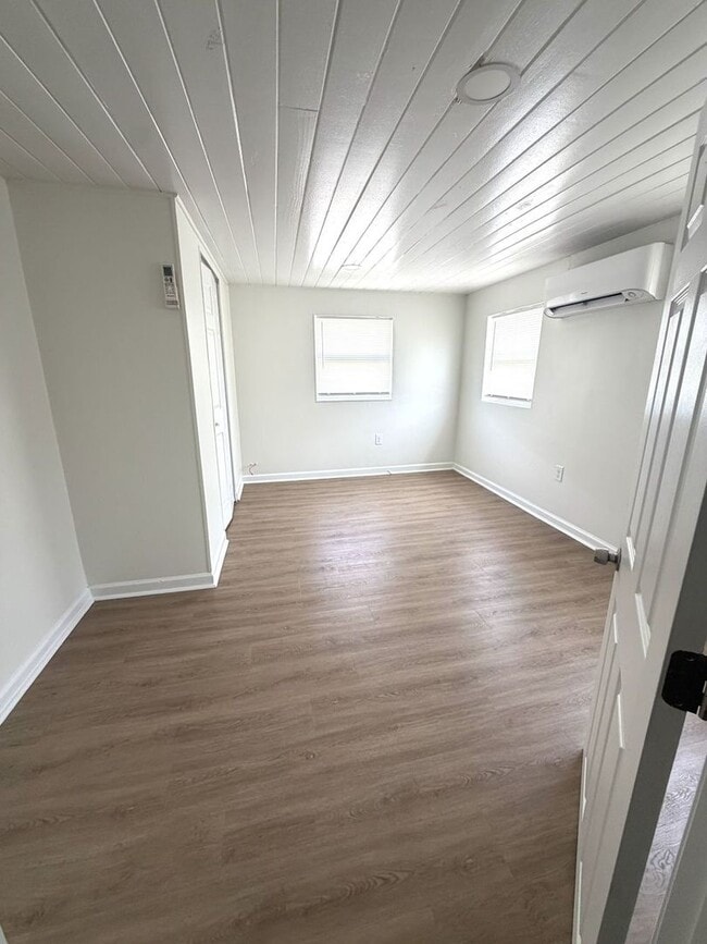 Building Photo - ***Cozy 1 Bedroom Apartment in Eagle Lake