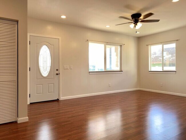 Foto del edificio - Aiea: 2 Bed, 1 Bath, 1 Parking, Duplex Unit