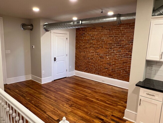 Building Photo - 710 Columbia Ave