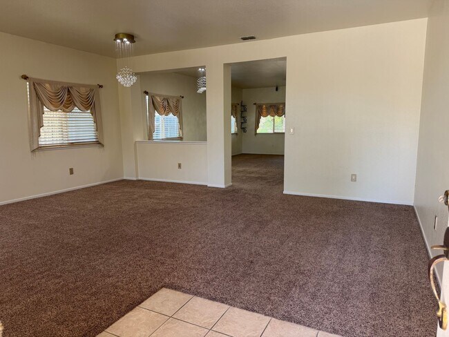 Foto del edificio - Beautiful 3 Bedroom, 2 Bath 1638 sqft. Sacramento Home for Rent.