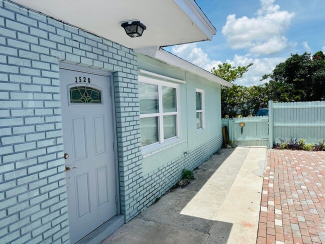 Building Photo - 1520 Barbarie Ln