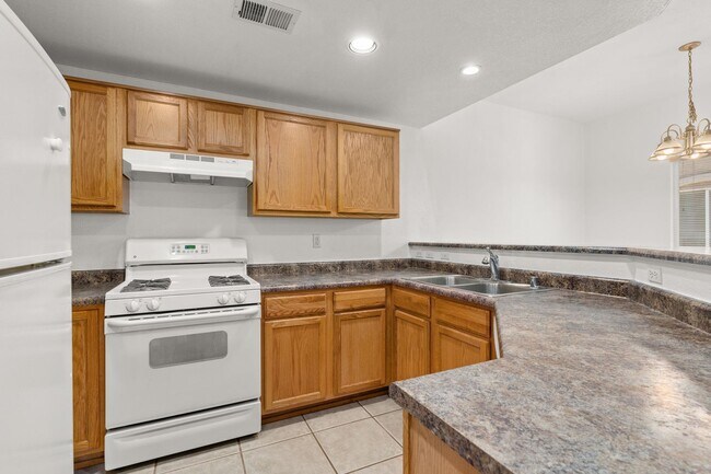Kitchen - 6800 Vista del Norte Rd NE