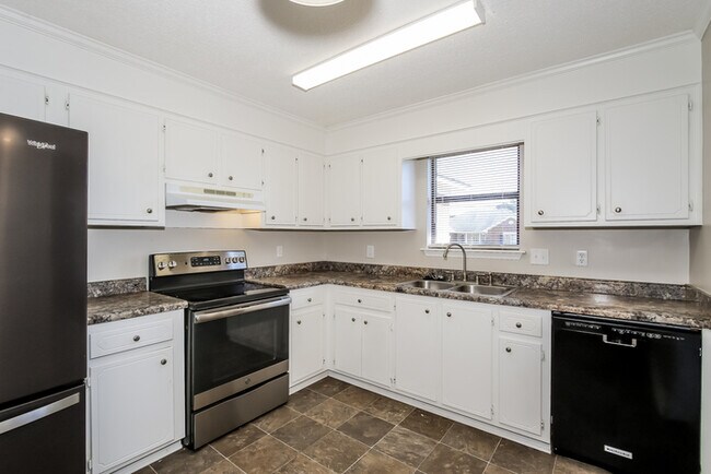 Foto del edificio - Bright 3 Bedroom Home with High Ceilings